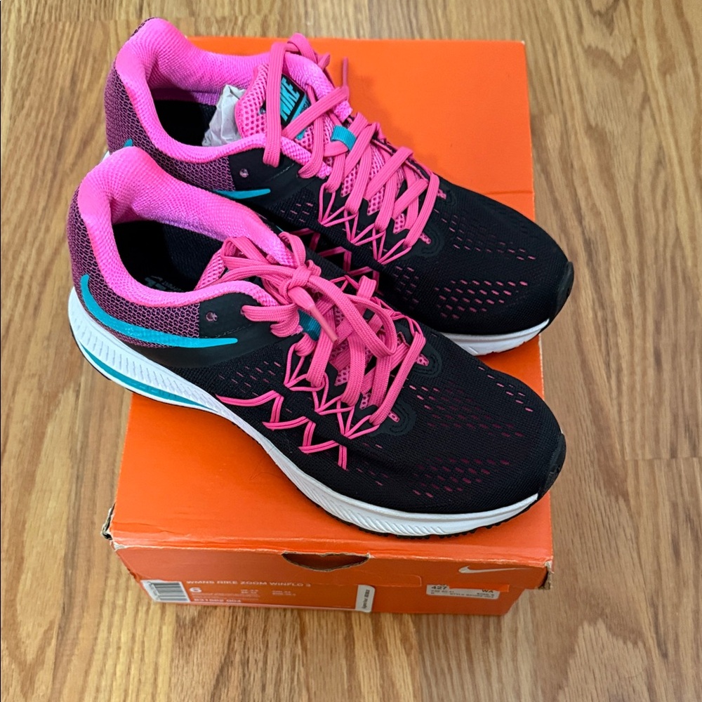 Nike Women's Black and Pink Athletic Shoes
